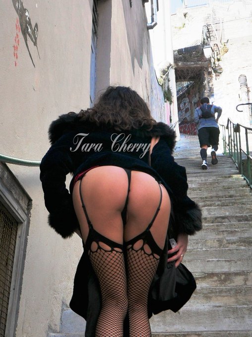 Petite exhib en ville 😋 La vue vous pla&icirc;t ? 😘 #exhibitions #exhib #hot #porn  https://t.co/6ldBWRDxJz<a href="/tag/exhibitions"class="tags">#exhibitions</a><a href="/tag/hot"class="tags"><span>#hot</span></a><a href="/tag/porn"class="tags"><span>#porn</span></a><a href="/tag/exhib"class="tags"><span>#exhib</span></a>