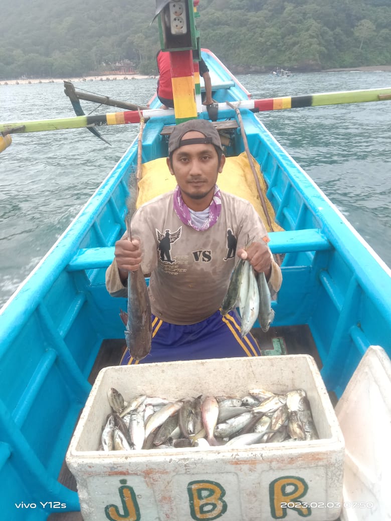 adentakurnia's tweet photo. Jum'at,03/02/23 Dsn Watu Ulo,KUB Insan Mandiri,11kg Kuniran,30kg Manyung,25kg Kembung,15rb/kg Kuniran,10rb/kg Manyung, 17rb/kg Kembung, Gill net,66kg #GiatluhkanSatminkalBWI
#Jember
#Tangkap
#WatuULo
#AmbuluPantaiWatuUlo https://t.co/rHpgmOFewi