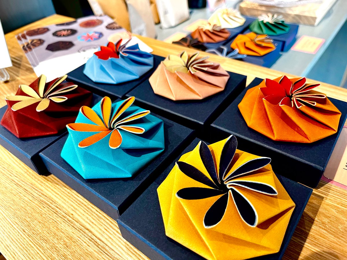 cotomonomichi's tweet photo. #コトモノミチ 2月の企画展
#BitterSweetDays
はじまりました！

花紋折りのコインケース、マグカップ、コーヒー、チョコレート、マシュマロ、アロマオイルなど

自分への #ご褒美 や
#バレンタイン のギフトに
ぴったりなアイテムを多数取り揃えました♫

【開催期間】2/4 〜 2/27 https://t.co/bNGFIeWskc
