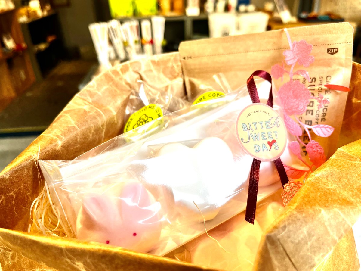cotomonomichi's tweet photo. #コトモノミチ 2月の企画展
#BitterSweetDays
はじまりました！

花紋折りのコインケース、マグカップ、コーヒー、チョコレート、マシュマロ、アロマオイルなど

自分への #ご褒美 や
#バレンタイン のギフトに
ぴったりなアイテムを多数取り揃えました♫

【開催期間】2/4 〜 2/27 https://t.co/bNGFIeWskc