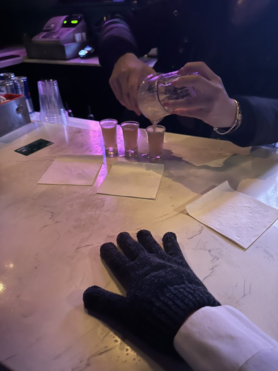 QueC0queta's tweet image. at the bar with my gloves #coldaf