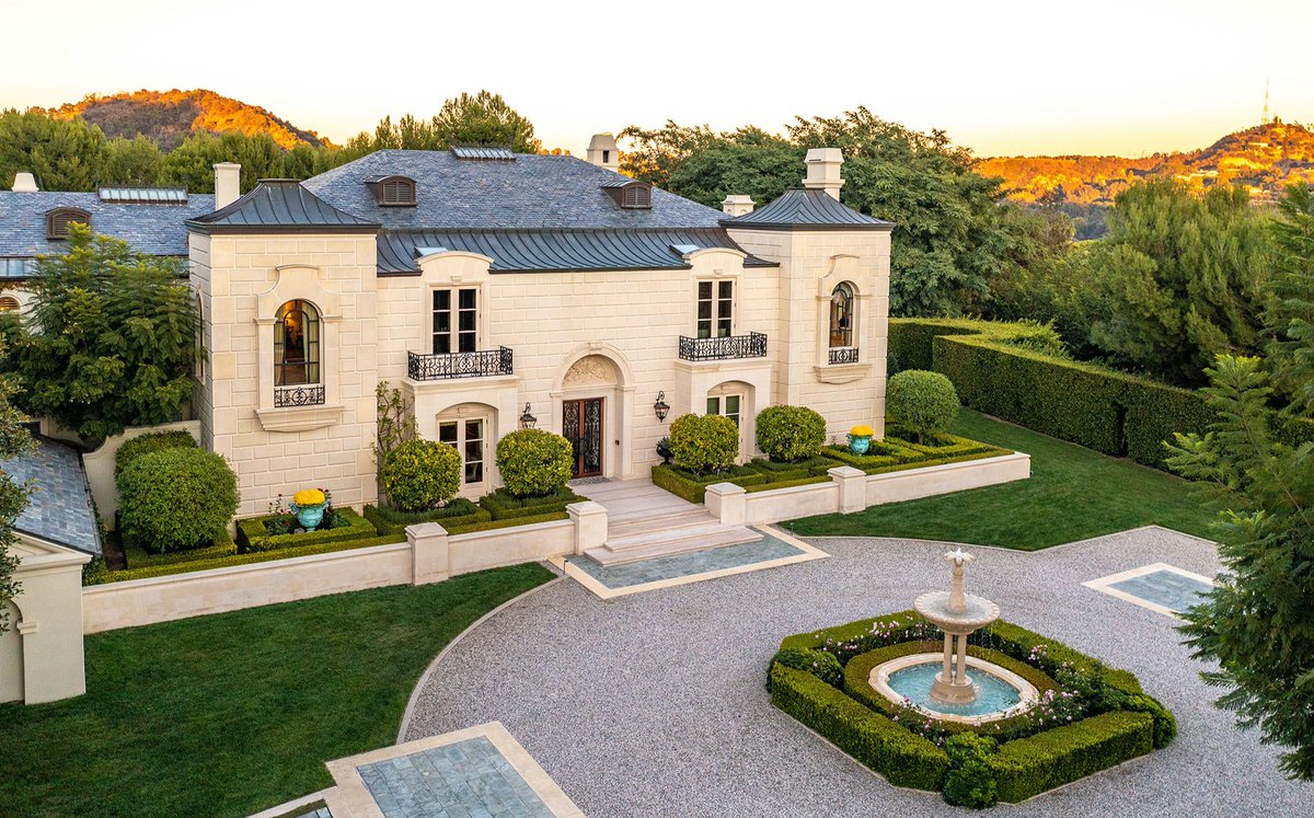 MySoCaAppraiser's tweet photo. California Pizza Kitchen founder lists Beverly Park estate for $48.5 million
#losangeles #california
https://t.co/SBxx1CD6VU
The house that pizza built is hitting the market in Beverly Crest, where a French Normandy-style mansion owned by California Pizza Kitchen... https://t.co/JiRUW4NvIP