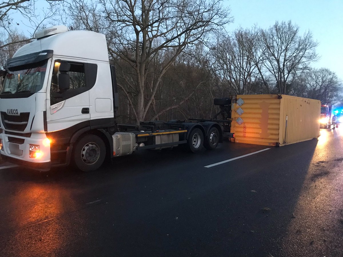 FwPotsdam's tweet photo. 🚨Aktuell sind wir zu einem Verkehrsunfall auf der #Autobahn10 #BAB10 (westlicher Berliner Ring).
Hier ist ein LKW-Anhänger umgekippt. Verletzt wurde dabei zum Glück niemand.
⚠️ Die #Autobahn ist derzeit voll gesperrt.
⚠️Es ist derzeit sehr glatt auf den Straßen! ❄️❄️⚠️ ^AT https://t.co/xUXtALIiy4