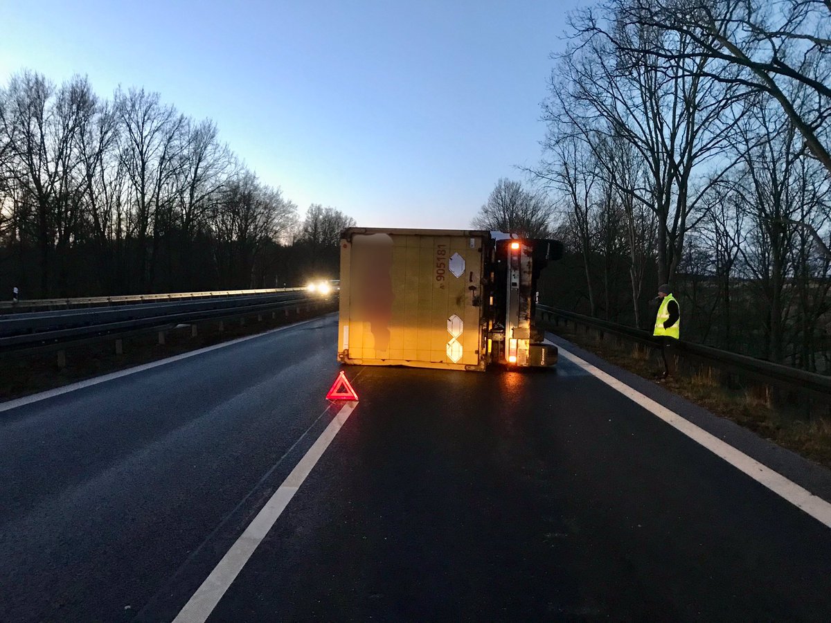 FwPotsdam's tweet photo. 🚨Aktuell sind wir zu einem Verkehrsunfall auf der #Autobahn10 #BAB10 (westlicher Berliner Ring).
Hier ist ein LKW-Anhänger umgekippt. Verletzt wurde dabei zum Glück niemand.
⚠️ Die #Autobahn ist derzeit voll gesperrt.
⚠️Es ist derzeit sehr glatt auf den Straßen! ❄️❄️⚠️ ^AT https://t.co/xUXtALIiy4
