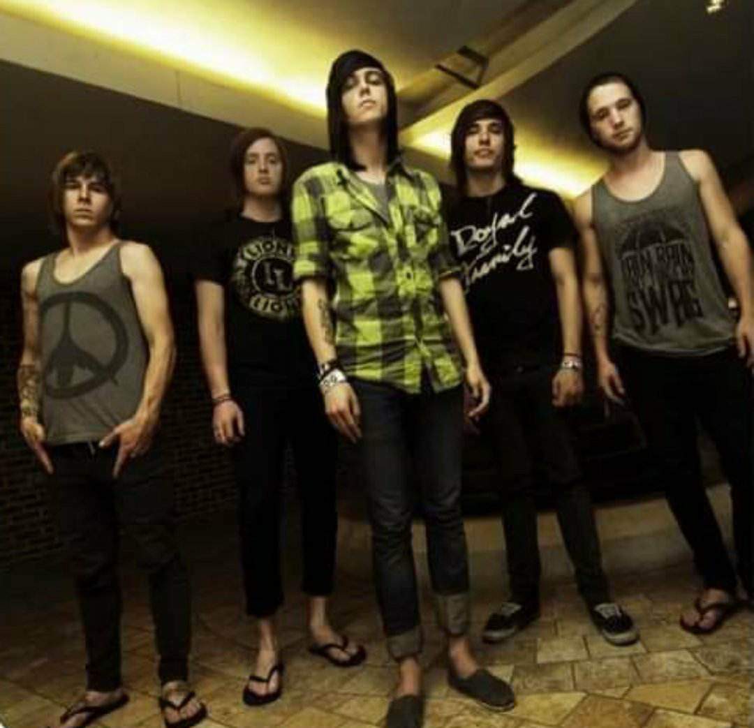 Just got reminded today of the weird time scene bands suddenly decided to wear flip-flops on both their band pictorials and even on warped tour
Literally scene footwear animorphs meme going from skateshoes > slip-ons > flip-flops