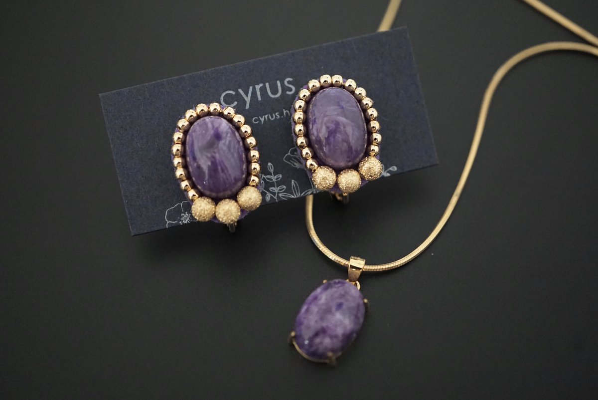 cyrus_handmade_'s tweet photo. チャロアイトのイヤリングとペンダント
⁡
紫が好きな友人へ作りました*°
できるだけ長時間着けても痛くないように耳への接着面を大きくしました
キツくネジを締めなくてもズレにくいし、当たる部分に柔らかいレザーを使用しているので肌触りも◎
⁡
鮮やかな紫がゴールドとよく合ってる！(*◜௰◝*) https://t.co/CgP36RLmQK