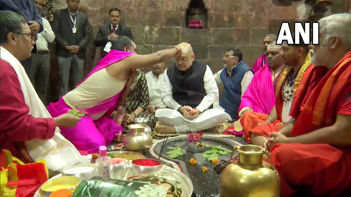 ANI's tweet photo. Jharkhand | Union Home Minister Amit Shah and his wife Sonal Shah offer prayers at Baba Baidyanath Baba Dham in Deoghar. https://t.co/h1EXQGOy1k