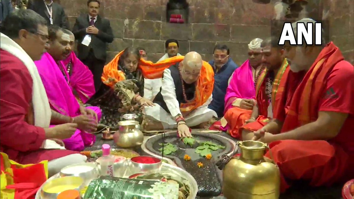 ANI's tweet photo. Jharkhand | Union Home Minister Amit Shah and his wife Sonal Shah offer prayers at Baba Baidyanath Baba Dham in Deoghar. https://t.co/h1EXQGOy1k
