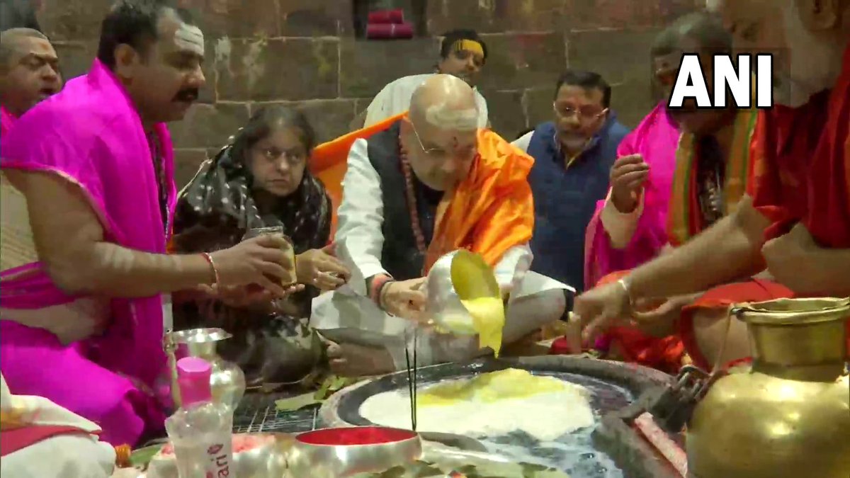ANI's tweet photo. Jharkhand | Union Home Minister Amit Shah and his wife Sonal Shah offer prayers at Baba Baidyanath Baba Dham in Deoghar. https://t.co/h1EXQGOy1k