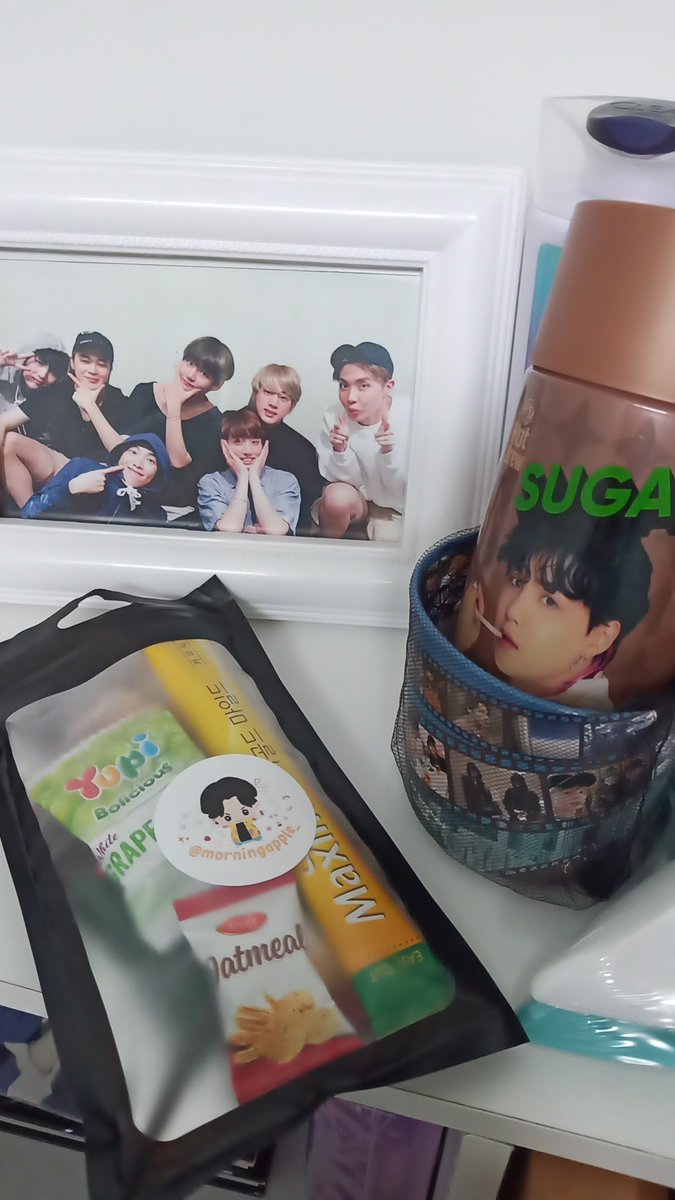 FensiyPutriy's tweet photo. Baru sempet bukain tas buat nobar #YetToComeInCinemas and got these freebies from the kindest army @morningapple_ Thankiss 💜 https://t.co/KM8LOHAS9n