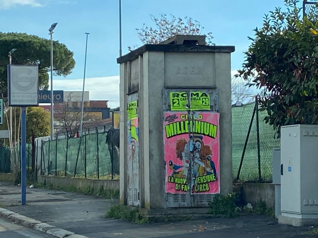 Anche quest’anno, dopo aver guadagnato, i circhi hanno salutato #Roma. Ben per loro, perché quello che hanno lasciato é una città incartata da manifesti abusivi, dal centro alla periferia, su spazi pubblici e privati 1/2 
#sulatestaRoma