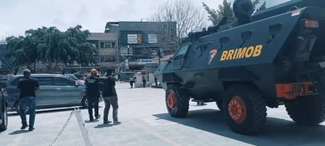 Pengawalan Ketat oleh Brimob polda Papua, jelang Jalannya sidang ke 4 Victor Fredrick Yeimo di Kantor pengadilan Negeri kelas 1A Jayapura. 

#Lawanrasisme #Rasismemusuhdunia #Papuabukanmonyet #Blacklivesmater