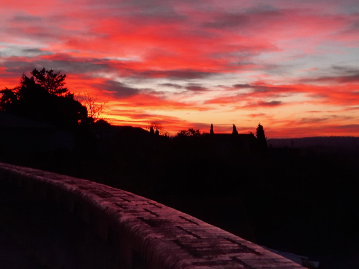 MagnoliaFrance's tweet image. Bonjour #weekendvibes beautiful sky this morning #Azille South West #France #sunrise