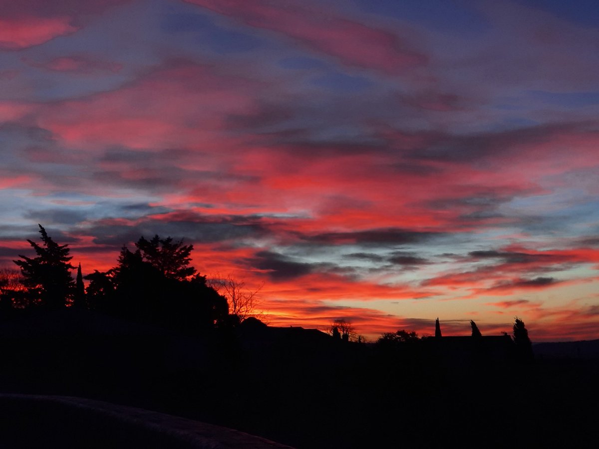 MagnoliaFrance's tweet image. Bonjour #weekendvibes beautiful sky this morning #Azille South West #France #sunrise
