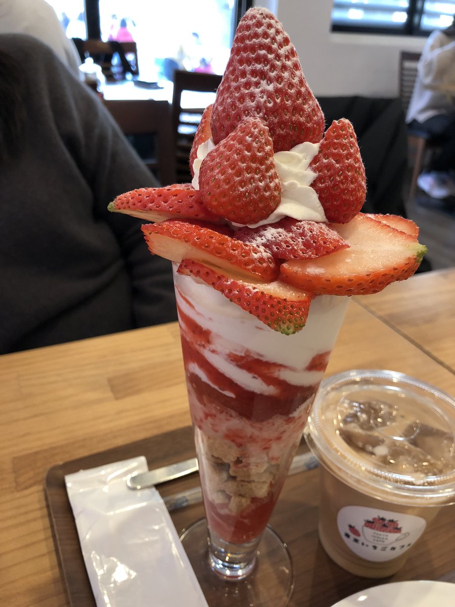Pika07Pika's tweet photo. いちごパフェ🍓うま〜😋 https://t.co/6u9YVAOvvD