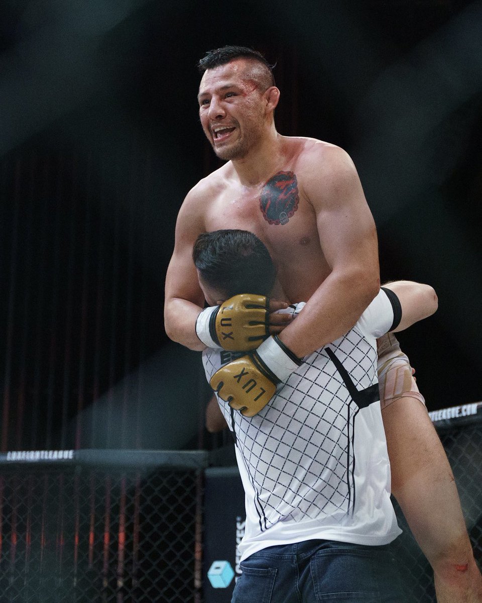 luxfightleague's tweet photo. Hizo posible lo que parecía imposible ✊
Nayib López llegó como underdog y se marchó como campeón de Peso Medio de LUX Fight League 🏆
#LUX030 #LUXFightLeague https://t.co/g4CVxxrY3g