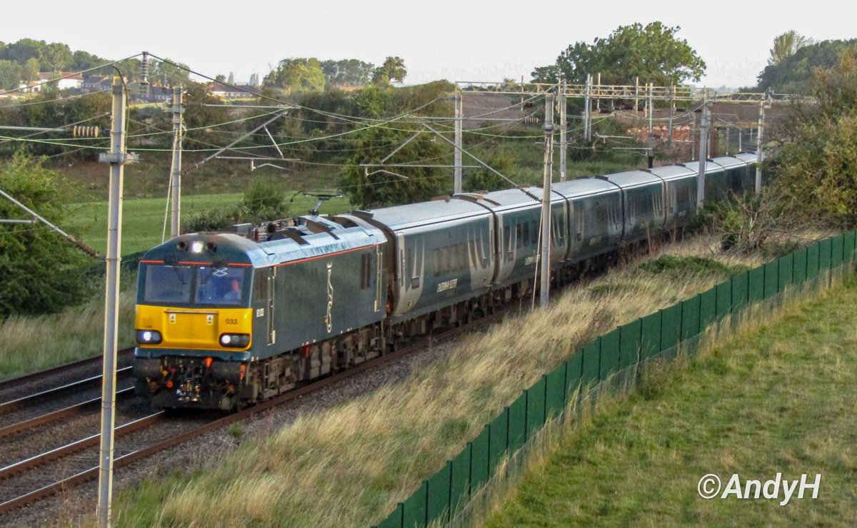 #SleeperSaturday A look back to the summer of 2020 & with rather fortunate split second timing, a shot of 92033 about to pass under Nortoft Lane bridge south of Hillmorton Jn near Rugby, working 1M16 Inverness-London Euston, the up @CalSleeper on 21/8/20 #GBRF #CalSleeper #WCML