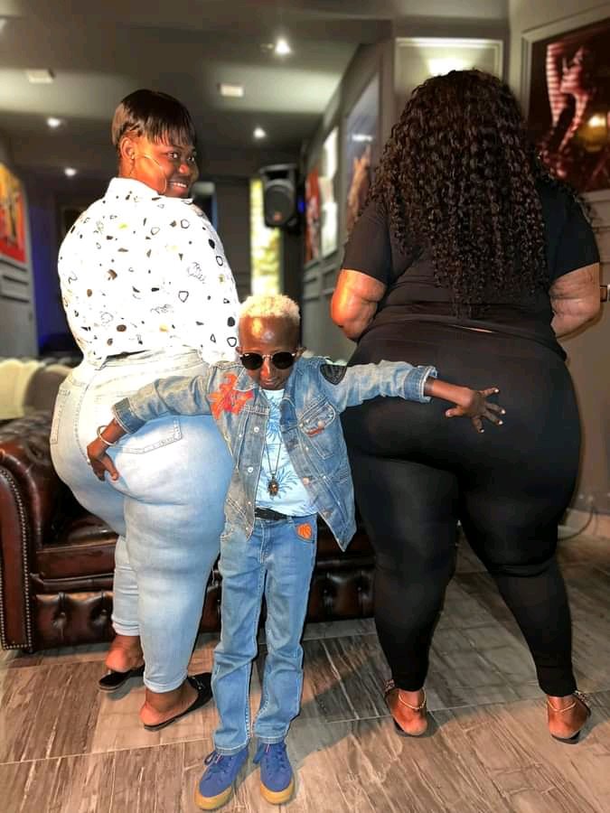 Ronah50Gang's tweet photo. @NewtonMutegi1 Grand P ako 3cm yet ako na bonge la mitotoz wawili.

Wewe ni dark tall heavily built unidentified male but unanyonga monkey daily ka nanzenzz. 🤣🤣 https://t.co/5lG5mKC8sH
