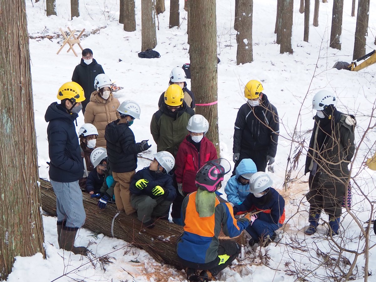 forestworker84's tweet photo. 雪のネイチャーツアー第2弾！
この木を切る理由は？切り株を見ながら説明解説。
今度、先生に自慢できるかな？
#forestworker https://t.co/rrasiv80jA