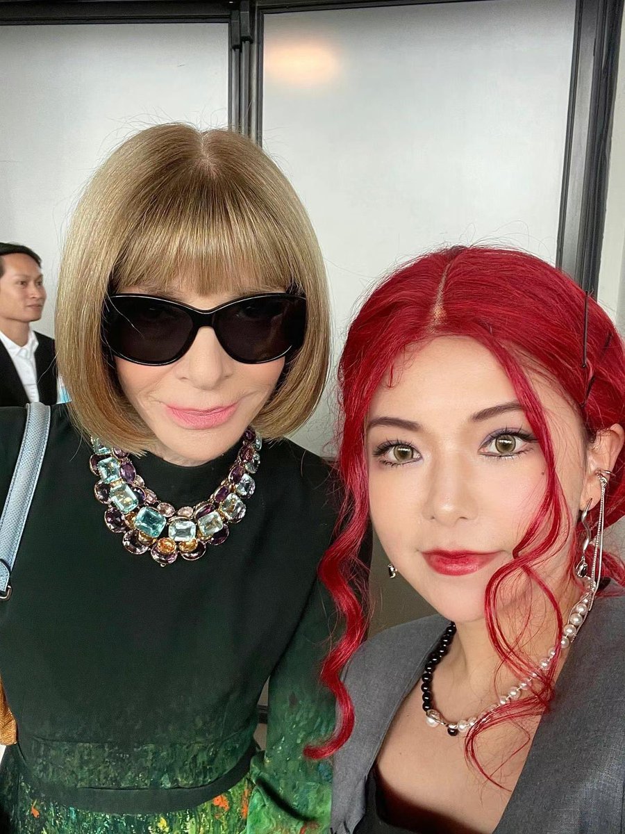 petite_evaliu's tweet photo. Hello Twitter, hello vogue #vogue #annawintour #fashion #pharrellwilliams #gigihadid #stellamccartney https://t.co/cB4VMkJTA5