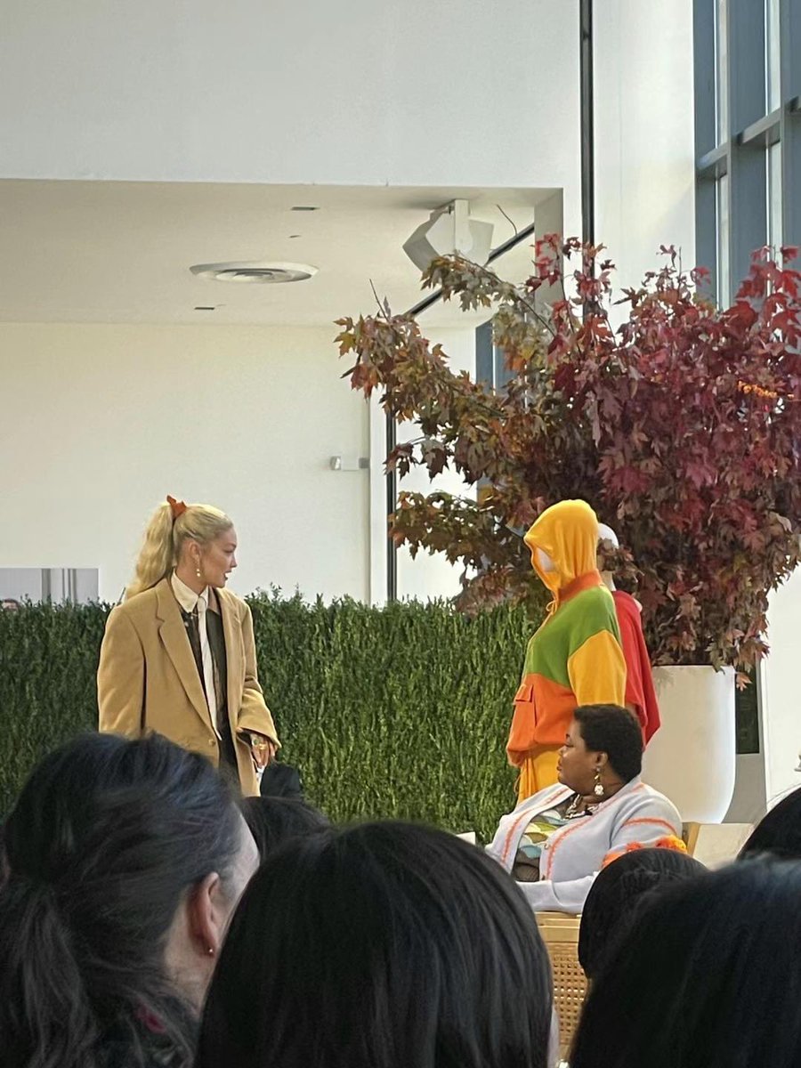 petite_evaliu's tweet photo. Hello Twitter, hello vogue #vogue #annawintour #fashion #pharrellwilliams #gigihadid #stellamccartney https://t.co/cB4VMkJTA5