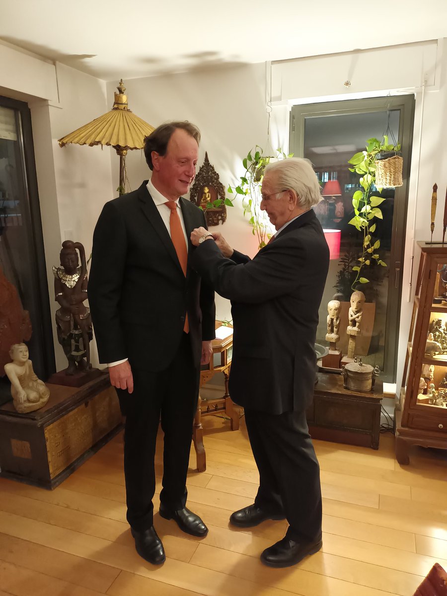 Heureux d'avoir assisté à la remise des insignes d'officier ONM à <a href="/G_Garachon/">Gilles Garachon</a> ami, diplomate de talent et grand spécialiste des cultures asiatiques.<a href="/isabangkok/">Isabelle Garachon</a>