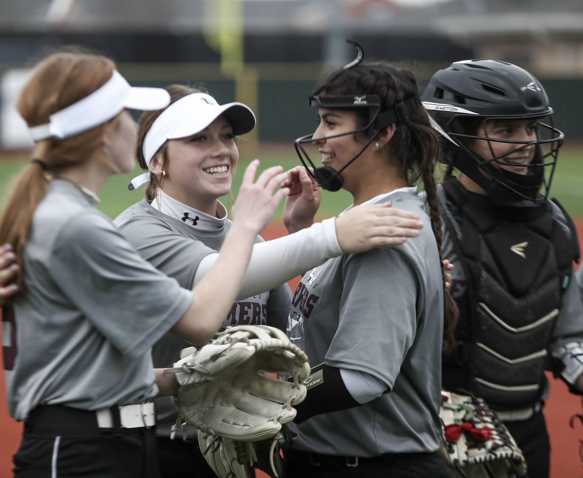 FarmersSoftball's tweet photo. We are excited to get some field time today! It’s another scrimmage weekend! JV &amp; Varsity puttin’ in the work! 
📍 Allen HS Softball fields
⏰ 12pm &amp; 2pm
🆚 Allen &amp; Lovejoy 
#onepercent #grit #farmerprideneverdies https://t.co/6G21ezIMhr