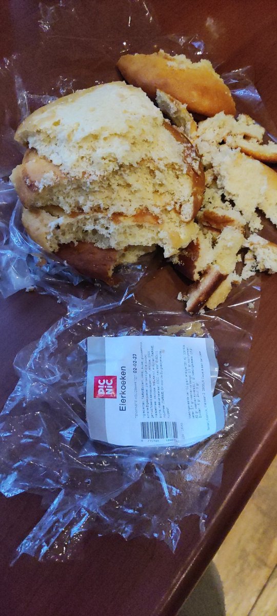 Nl2rma's tweet photo. #picnic wellicht jullie eierkoeken hernoemen naar superkleefkoeken. Wat een plakkerige bende, dit is toch niet te doen  #probeerhetzelfeensteeten https://t.co/Wnu3K3s74p
