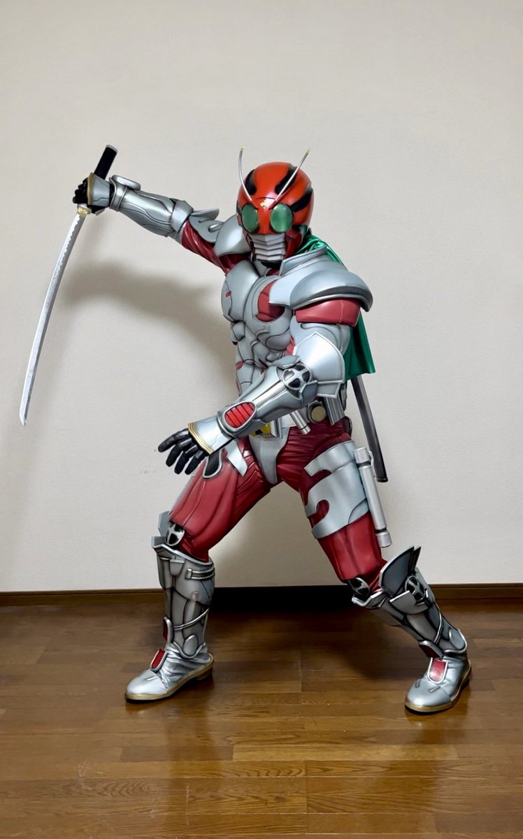 パーツ数・ディテールが多くて作るのもレザー貼るのも大変だったが
