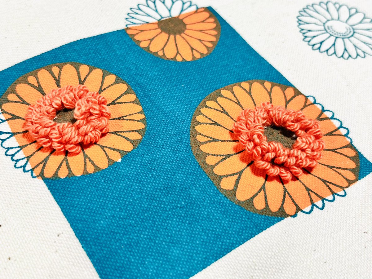 「今度は刺繍でモケモケにしていきます#シルクスクリーン #刺繍 」|せんばしやのイラスト