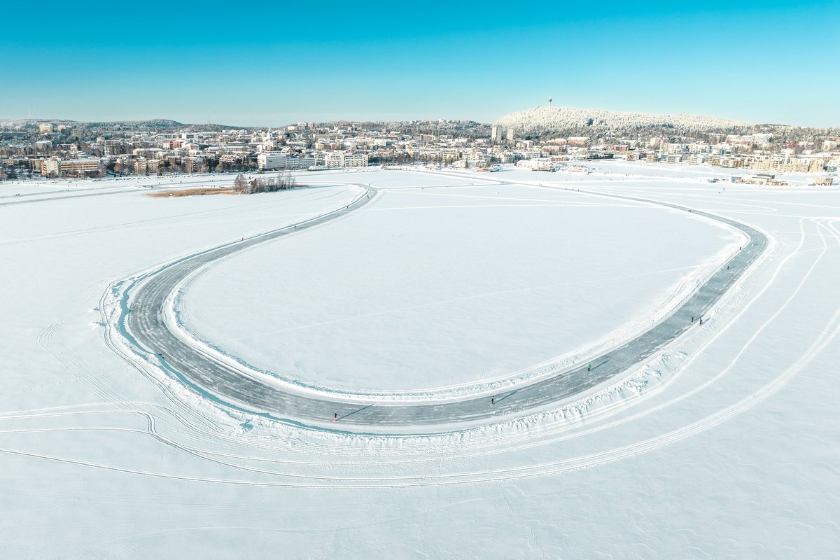 Ihan aito talvipäivä on ollut tänään. Kuvassa etualalla Kuopion suosituin lähiliikuntapaikka, eli Finland Ice Marathonin luistelurata Kallaveden jäällä. #kuopio #luistelu #finlandlakeland #finlandicemarathon #skating