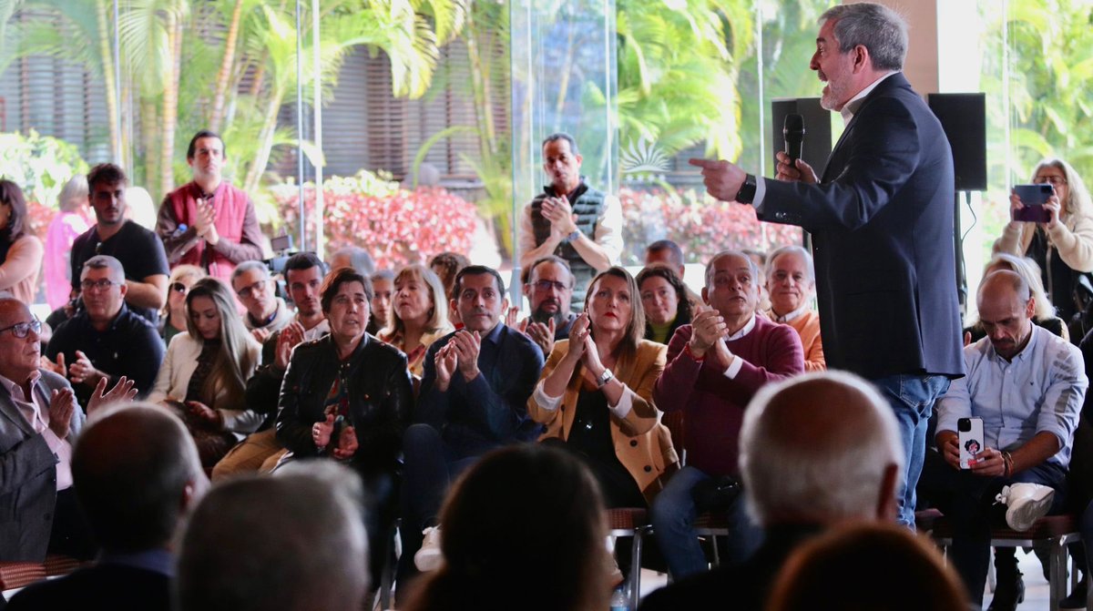 FClavijoBatlle's tweet photo. El 28 de mayo no se la juegan los partidos estatales, se la juega #Canarias.

👉Hoy las islas están más lejos y abandonadas que nunca por culpa de los medianeros de Sánchez pero @coalicion va a darle la vuelta a esta situación.

#ElpartidodeCanarias https://t.co/xARLu6GOCr