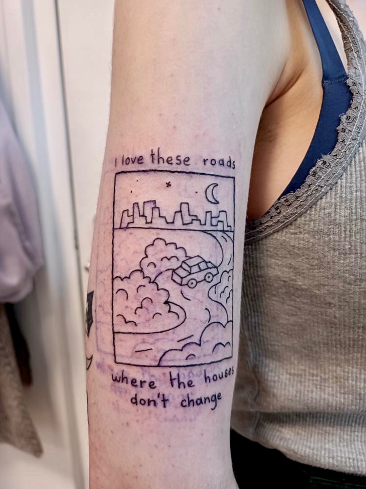 charliemedusa's tweet photo. j’ai dit à la tatoueuse « bon je reviendrai refaire d’autres tatouages avec toi mais pas tout de suite hein ce sera dans longtemps très longtemps car je dois être raisonnable » elle a répondu « d’accord, à dans trois semaines ! » https://t.co/ctADyueiTH