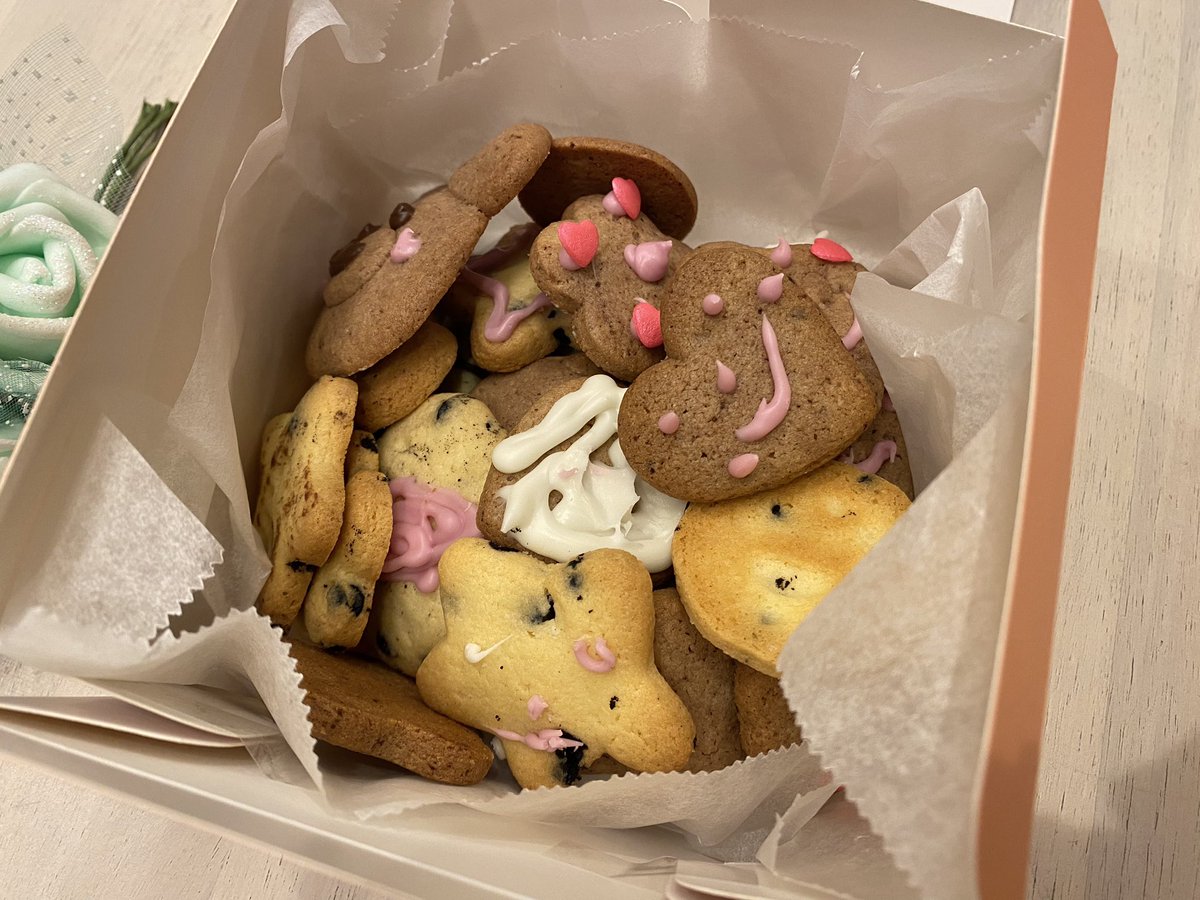 今うちに帰ったら、娘と嫁ちゃんから
🎁貰った！

少し早いバレンタインだそうで、手作りのクッキーがたくさん。

娘よ、晩ご飯前に無理矢理何枚も食べさせようとするのはやめてください。
( ；∀；)ﾃﾞﾓｵｲｼｲ✨