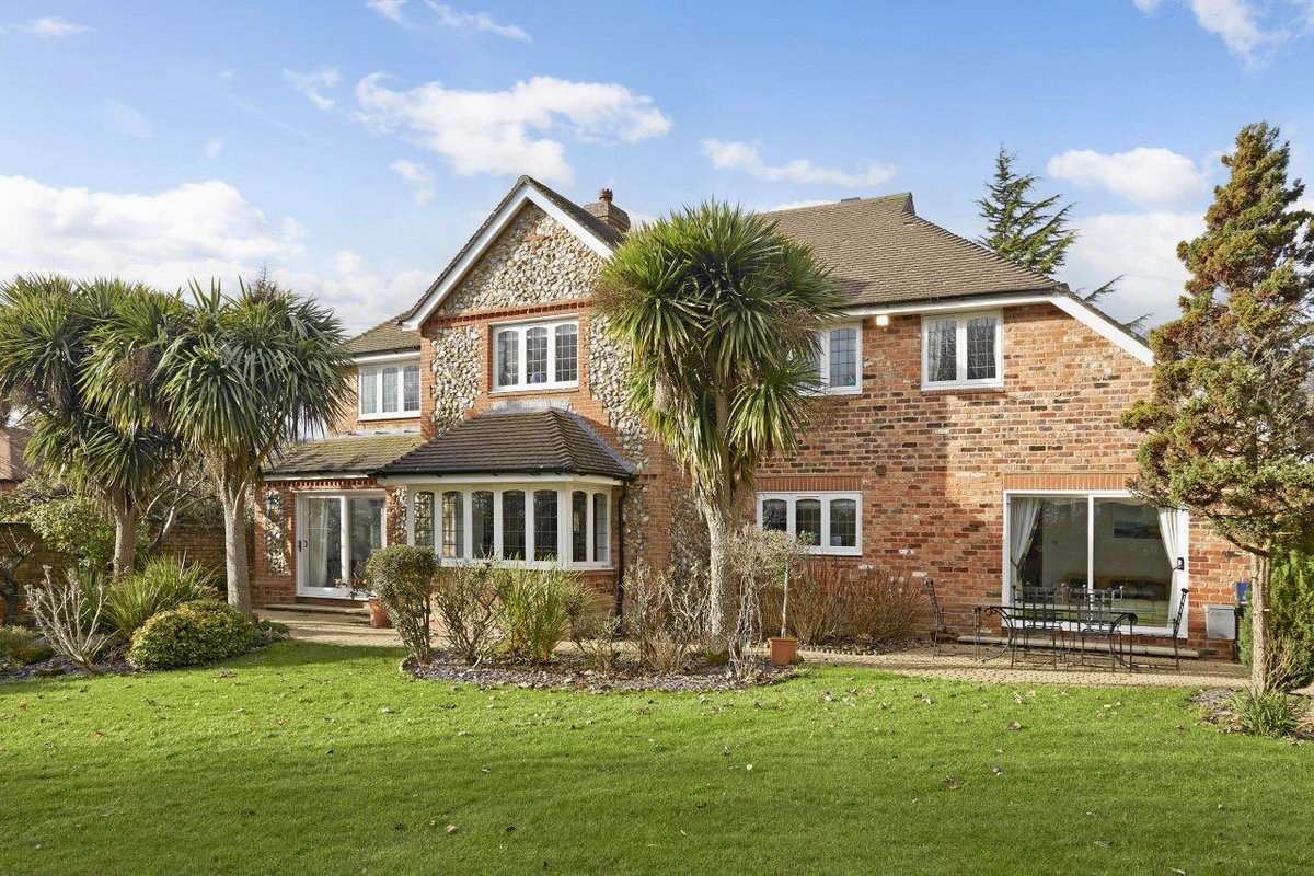 HamptonsReigate's tweet photo. LAUNCHING TODAY

It is a pleasure to introduce so many potential buyers to Pilgrims Place, Reigate today. Having carefully selected 20 of our database to meet us today we are already discussing offers. 

#Hamptons #HamptonsReigate #SurreyHomes #ReigateHomes 
#Reigate #ReigateLife https://t.co/EznJVdhMfU