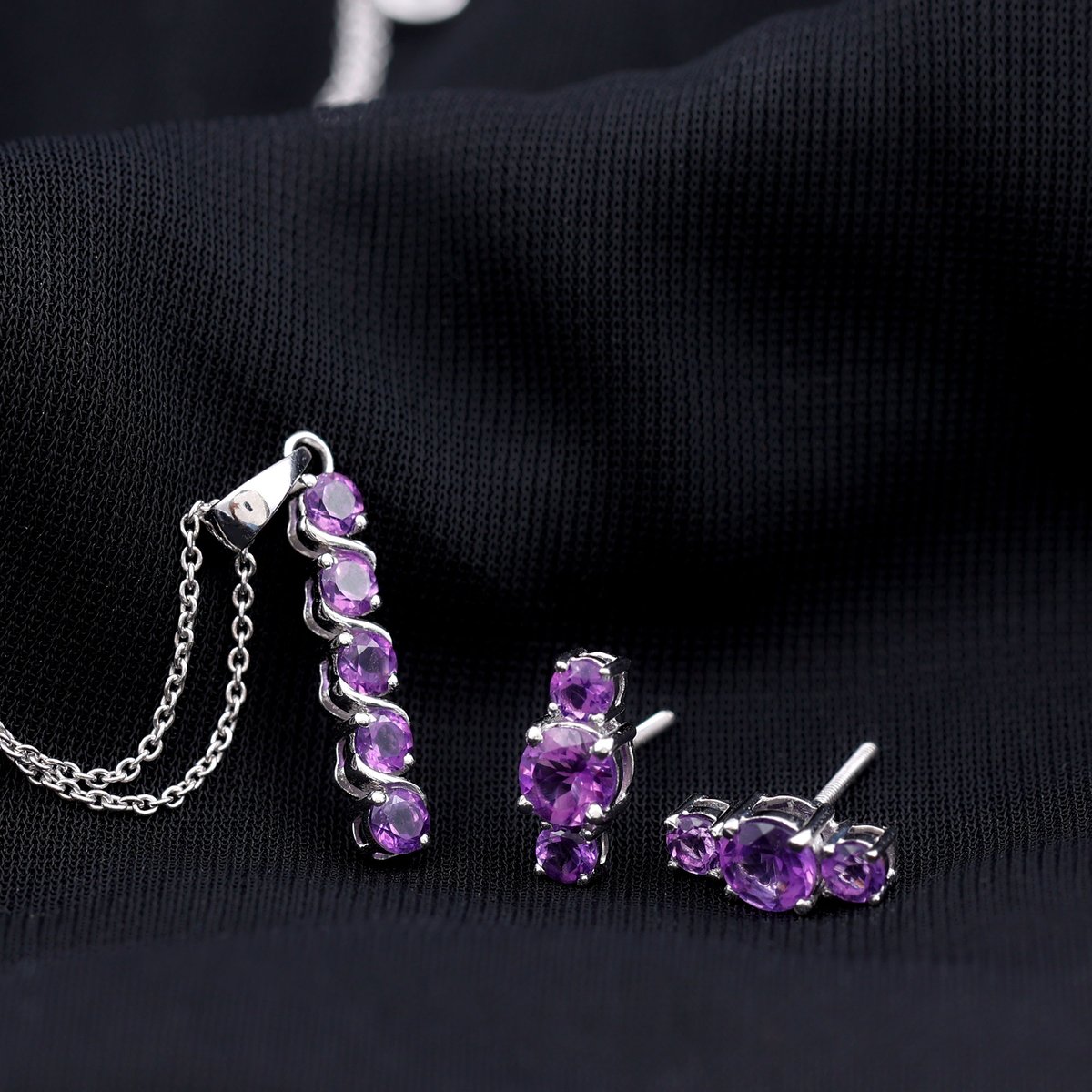 Exuding Valentine's day vibes with Velvety Amethyst
Feat. Amethyst Pendant and Earrings Set

rosecjewels.com/products/1-75-… 

#jewelryset #amethyst #amethystnecklace #amethystearrings #amethystjewelry #pendant #earrings #necklace #valentinesday #valentinesgift