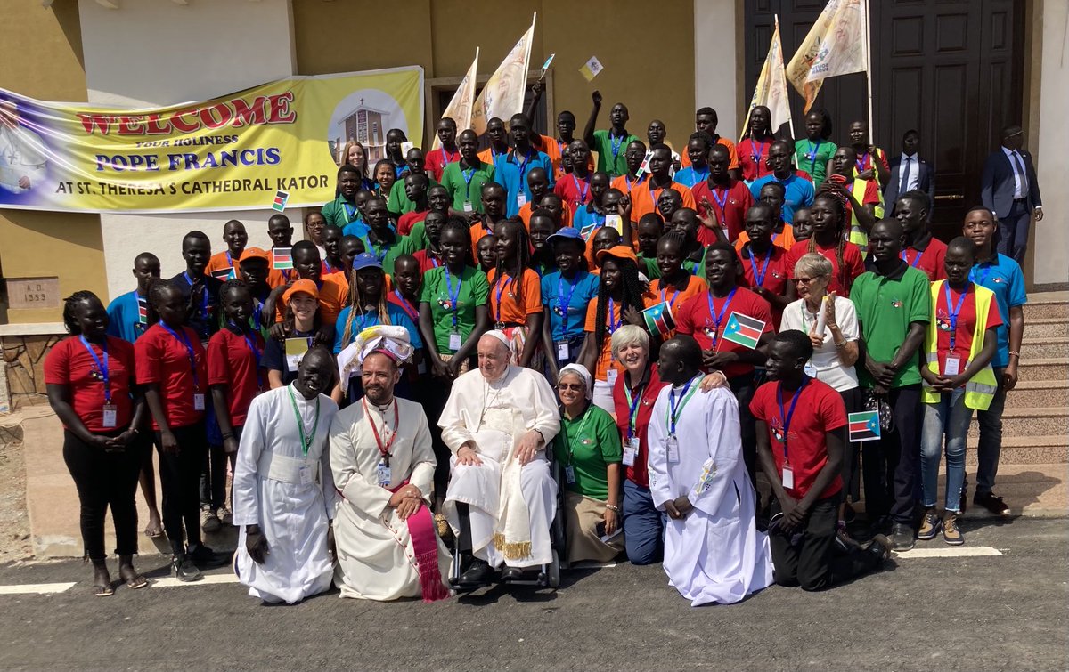 orlamtreacy's tweet image. A very happy pilgrim group in Juba today. 🎉🎉🚶🏿🙏🏿⁦@LoretoRumbek⁩, ⁦@Pontifex⁩
