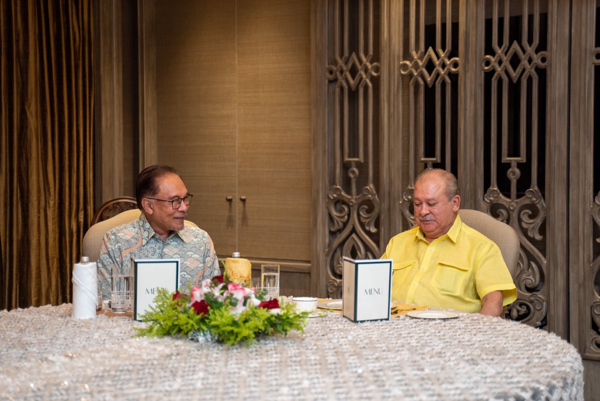 anwaribrahim's tweet photo. Menjunjung kasih atas kesudian DYMM Sultan Johor, Sultan Ibrahim Ibni Almarhum Sultan Iskandar berkunjung ke Seri Perdana hari ini.

#MalaysiaMADANI

Foto: Royal Press Office https://t.co/UCmMyA7ctN