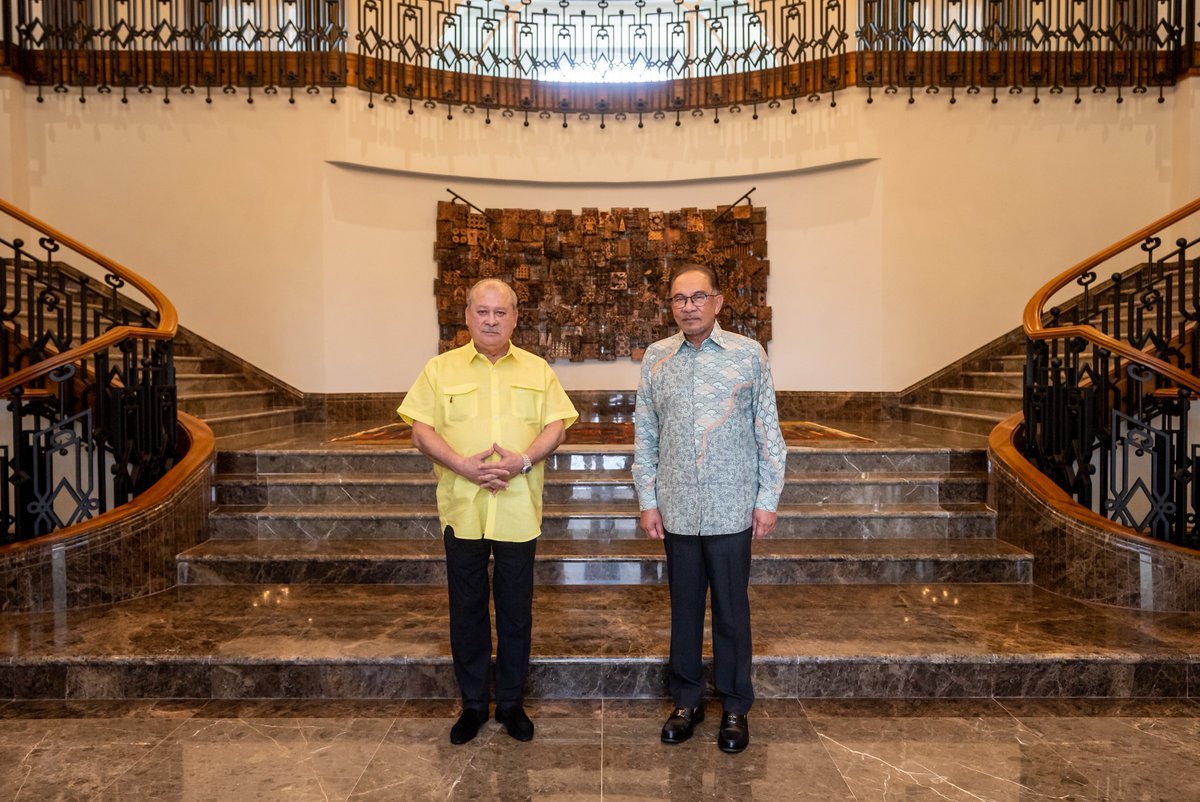 anwaribrahim's tweet photo. Menjunjung kasih atas kesudian DYMM Sultan Johor, Sultan Ibrahim Ibni Almarhum Sultan Iskandar berkunjung ke Seri Perdana hari ini.

#MalaysiaMADANI

Foto: Royal Press Office https://t.co/UCmMyA7ctN
