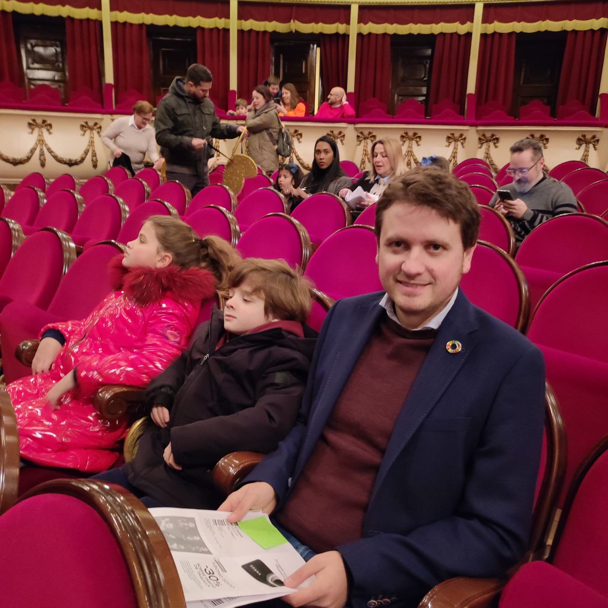 Consejería de Educación (@educastur) on Twitter photo El director general de Ordenación, Evaluación y Equidad Educativa, <a href="/DavidArtimeEdu/">David Artime García</a>, ha asistido al estreno de la adaptación operística infantil 'Dolce Cenerentola', del clásico de Rossini, enmarcado en un proyecto Erasmus + de <a href="/uniovi_info/">Universidad Oviedo</a>. 🎶
#educaciónasturiana El director general de Ordenación, Evaluación y Equidad Educativa, <a href="/DavidArtimeEdu/">David Artime García</a>, ha asistido al estreno de la adaptación operística infantil 'Dolce Cenerentola', del clásico de Rossini, enmarcado en un proyecto Erasmus + de <a href="/uniovi_info/">Universidad Oviedo</a>. 🎶
#educaciónasturiana
