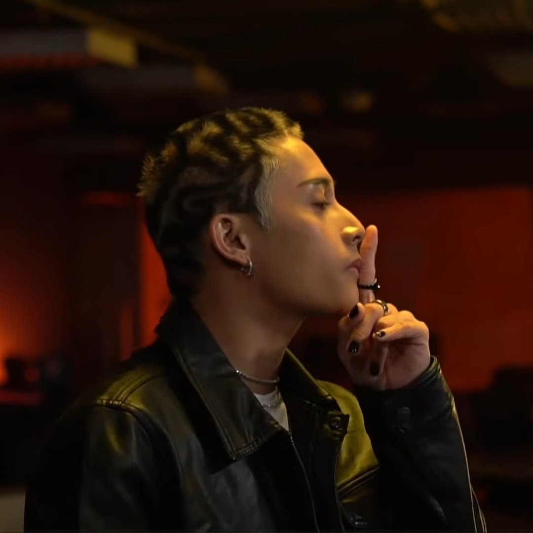 tineforSB19's tweet photo. THE WAY HE DID THIS DURING THE *BLEEP* PART IN STRAYDOGS 😭🤘

@felipsuperior #FELIP
#FELIPxRapplerLiveJam https://t.co/H7h9hpKu6X