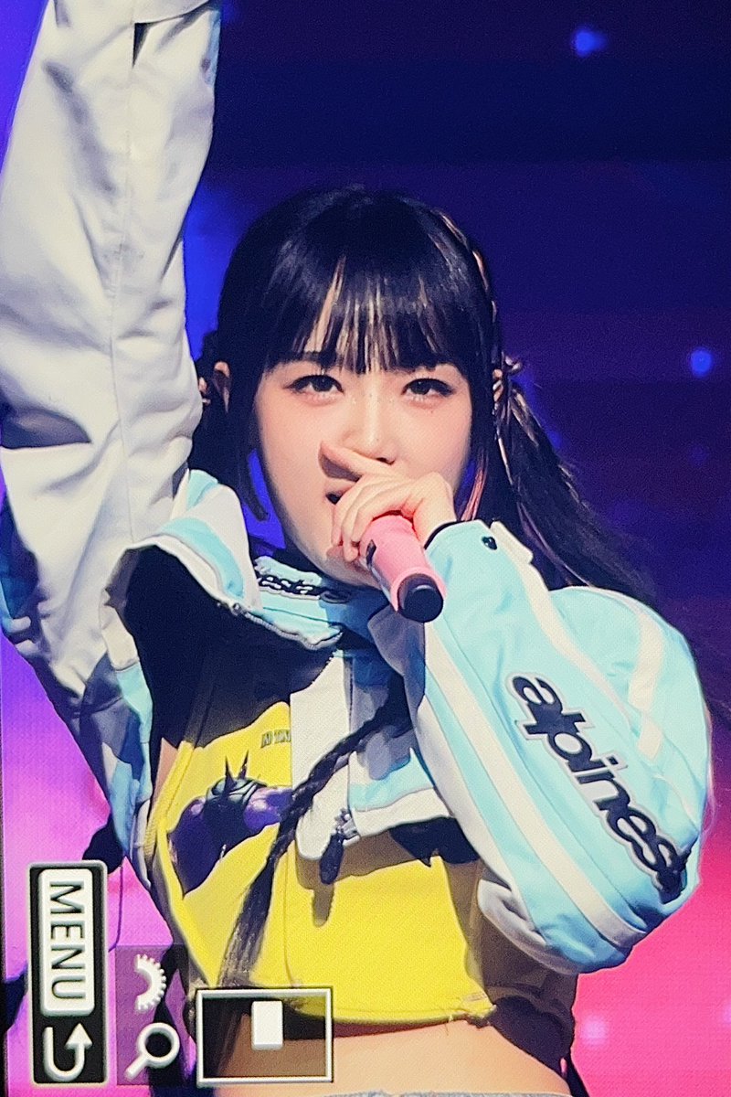 peridot_yn's tweet photo. 230204 🥰🥰🥰                    
#최예나 #CHOIYENA #チェイェナ https://t.co/z2uU76esqM