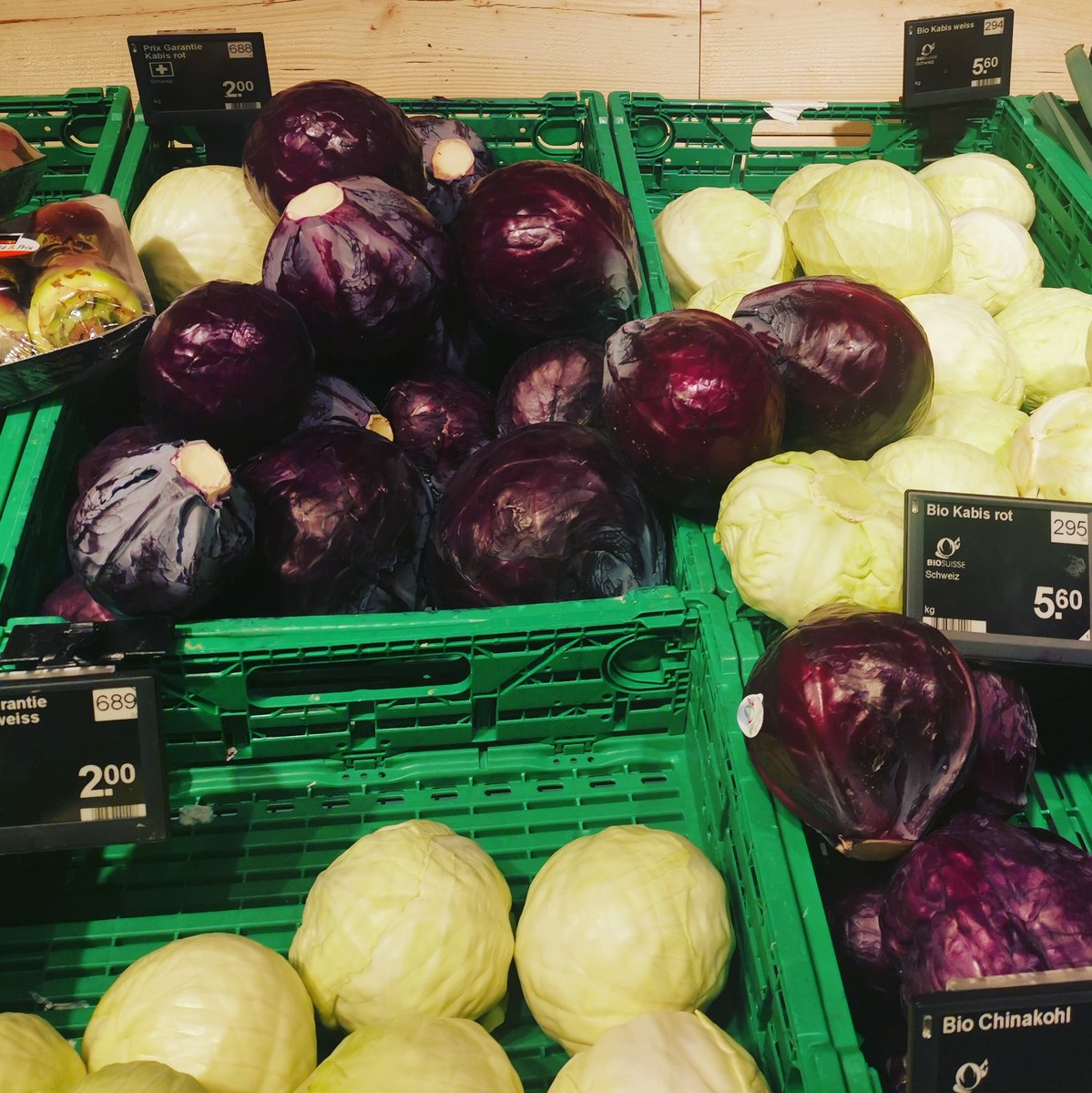Heute bei Coop: Schweizer Biokabis fast drei Mal teurer als konventioneller Schweizer Kabis. Ein Gemüseproduzent sagte mir einmal, dass die Biokundschaft verarscht werden will. Das wäre der Beweis. 😜