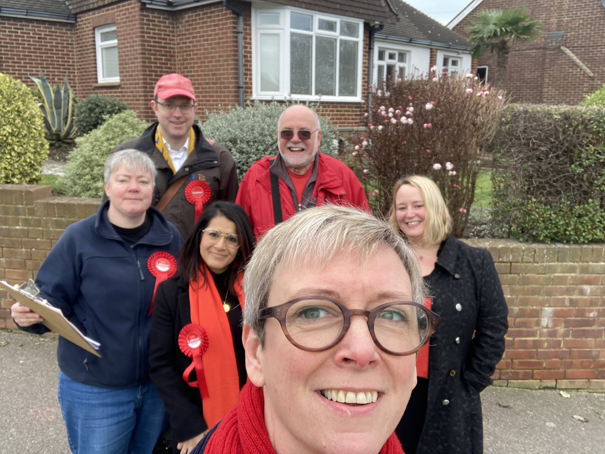 Top tips on the tides the weather and trains from <a href="/DaisyMargate/">Daisy Margate</a> after lovely campaign session in #margatecentral with <a href="/naushabah_khan/">Naushabah Khan MP 🌹</a> <a href="/robyatestweets/">Rob Yates</a> cllr Harry Scobie &amp; <a href="/helenforthanet/">Helen Elizabeth Whitehead</a> #labourdoorstep