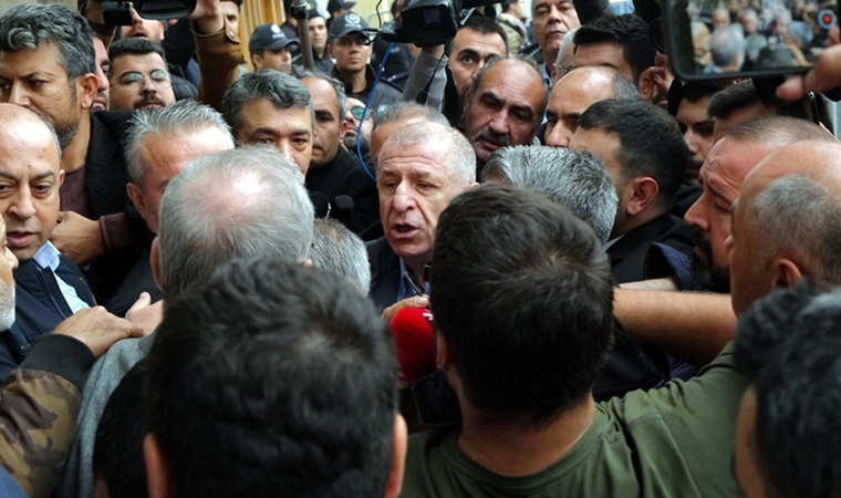 'IŞİD'lileri de sınırdan geçirdiler' iddiası! 
Ümit Özdağ'ı protesto eden grup insan kaçakçılığından tutuklanmış

cmhr.yt/iKWx
