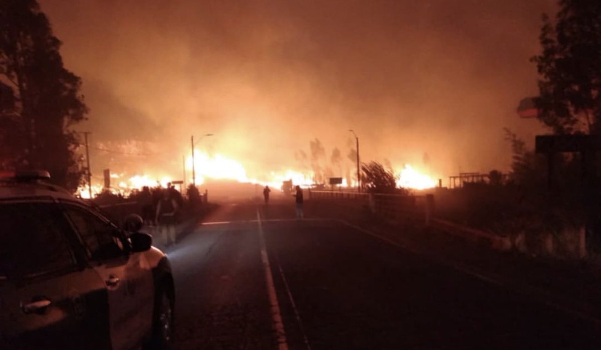 RadioNativaCl's tweet photo. Lumaco vivió una noche desoladora rodeado de fuego. Estamos a la espera del catastro oficial. https://t.co/MJ7Pd00j3V
