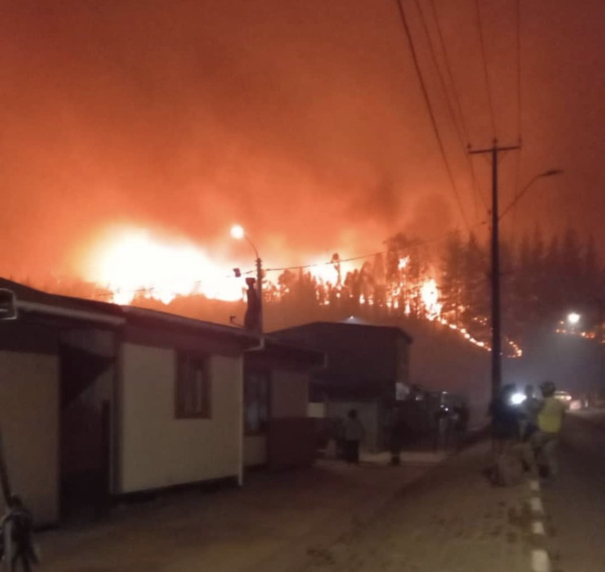 RadioNativaCl's tweet photo. Lumaco vivió una noche desoladora rodeado de fuego. Estamos a la espera del catastro oficial. https://t.co/MJ7Pd00j3V