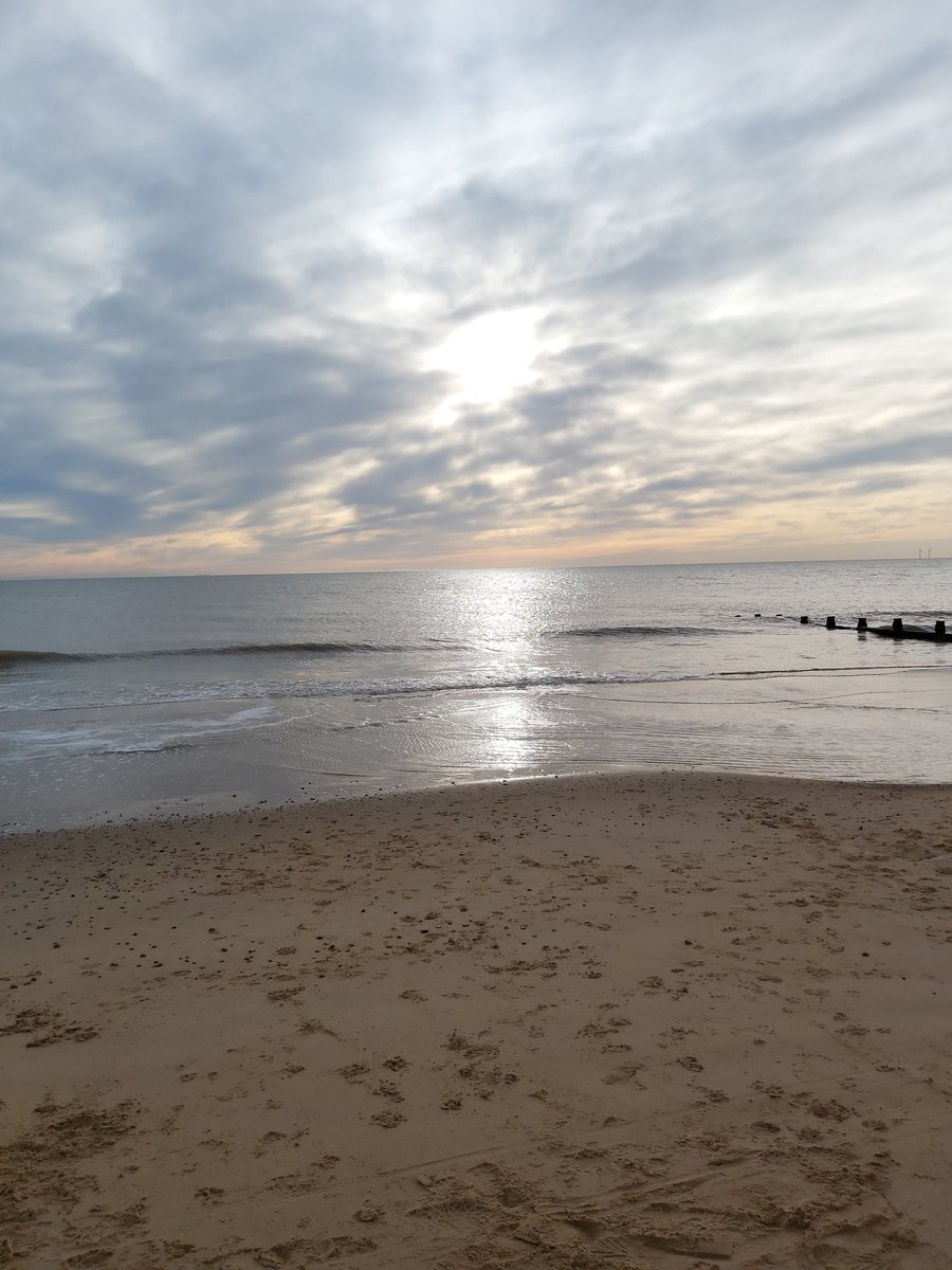 Bit of an epic drive yesterday - I started on Mersea Island at 8.00, detoured to Frinton-on-sea to collect relatives (bit early so I grabbed a skins chillswim, as you do), drove them to Settle and then home to N Wales before midnight 😴
#seaswimming #roadtrip #strokesurvivor