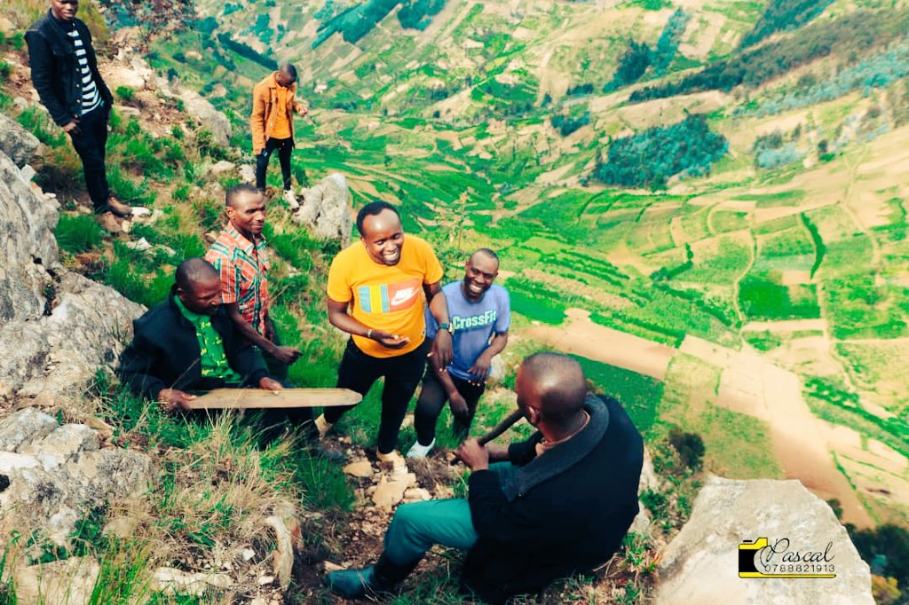 JustinNsengima's tweet photo. Aha ni #IBAYI n'#AMAGABA hamwe wumva batukana ngo urakareba ibayi n'amagaba. Mu karere ka @NgororeroDistr i #Kingogo @albcontact @HabitegekoFran1 @IngabireImma @harerimana_tito @IntekoyUmuco @cnkusi20 @MukunduhirweBe @harerimana_tito @ValensNtirenga2 https://t.co/TLLrNVEk0R