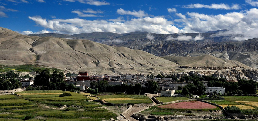 Upper Mustang in Nepal holds a rich history dating back to the Kingdom of Lo. It's a land of ancient culture, with historic monasteries & stunning rock formations. A former trade route to Tibet, it offers a glimpse into the past & the unique way of life. #UpperMustang #Nepal